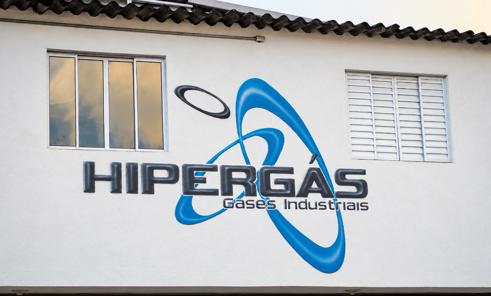 Ambiente industrial com cilindros de gases