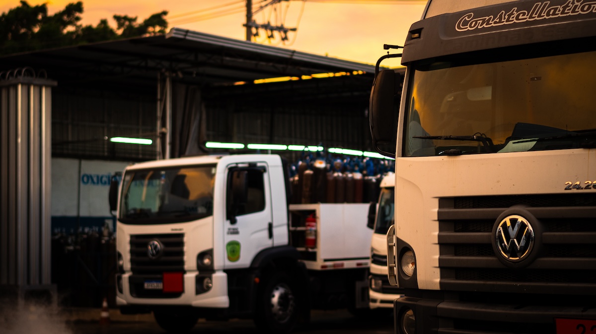Caminhão de transporte com cilindros, em um ambiente industrial